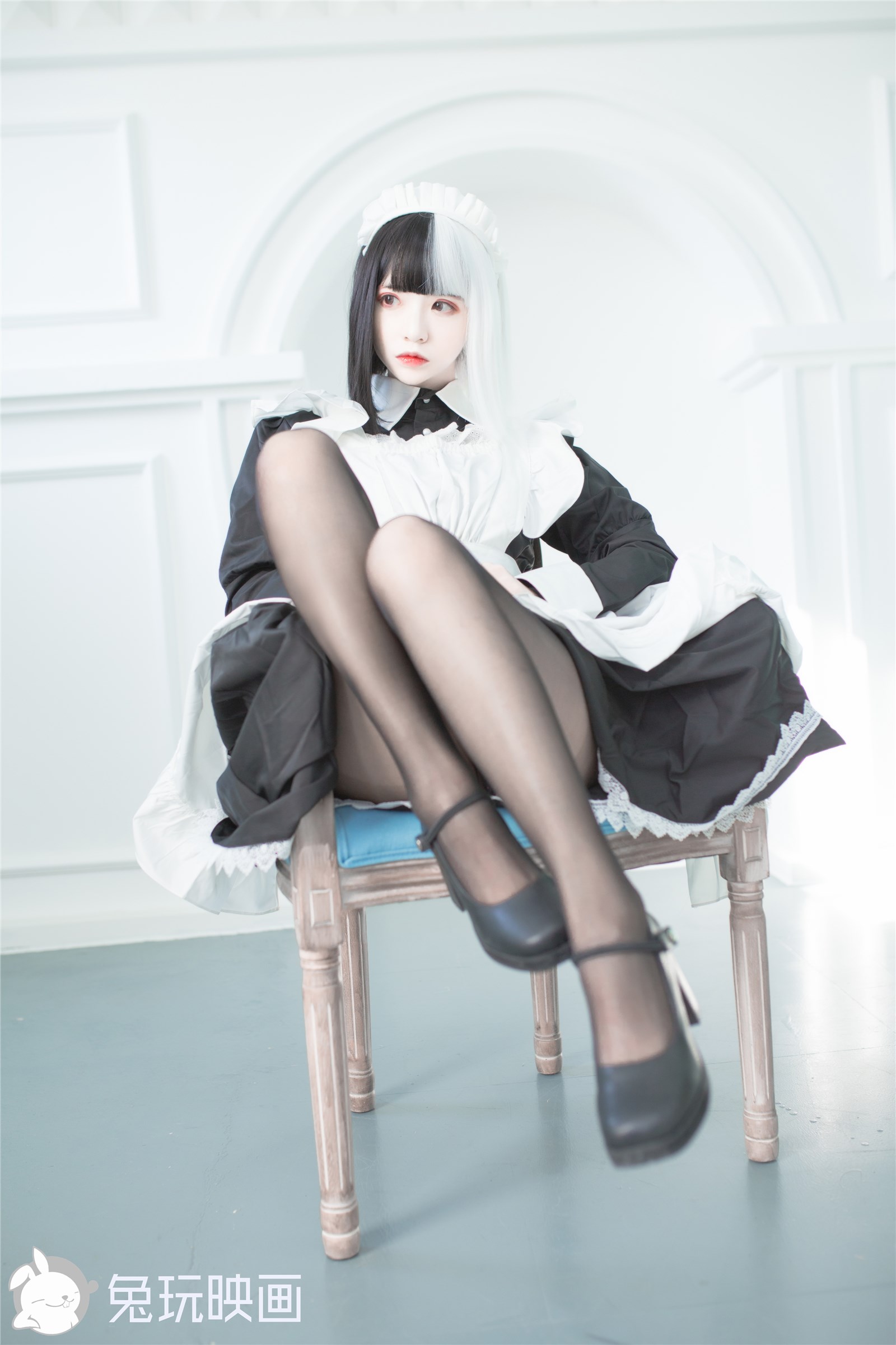 Rabbit Playing with Reflection VOL.073 Black and White Maid(1)